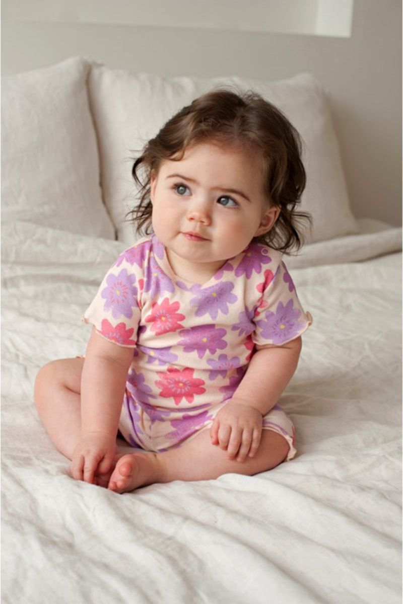 Feetje shortama Bibi Bloom lila, korte pyjama voor baby met bloemprint